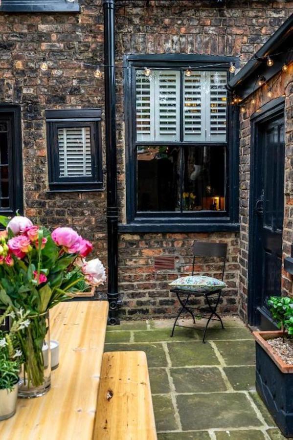 42 Is The Answer- Stunning York Townhouse Appearing On Tv Holiday Home Show Exterior foto